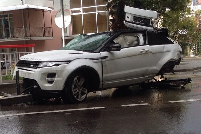 video-espectacular-accidente-de-range-rover-evoque-que-cae-desde-un-puente-01