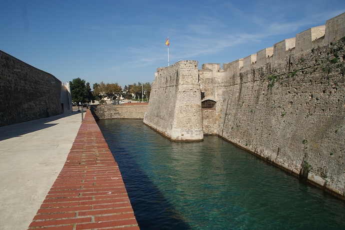 Foso_de_San_Felipe%2C_baluarte_de_la_Bandera_y_contraescarpa_del_foso_en_las_Murallas_Reales_de_Ceuta