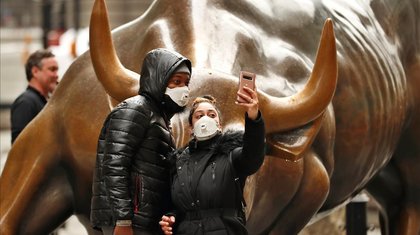 dos-jovenes-con-mascarilla-hacen-selfie-frente-estatua-del-toro-wall-street-este-martes-nueva-york-1584472063365