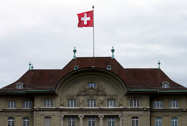 schweizer-flagge-weht-ueber